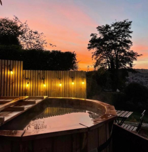 Secluded lodge with spectacular views and hot tub!